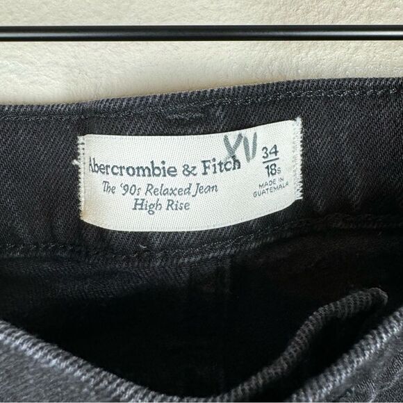 NWT Abercrombie & Fitch The 90s Relaxed Jeans High Rise Black Size 34 18 Short - Picture 3 of 10